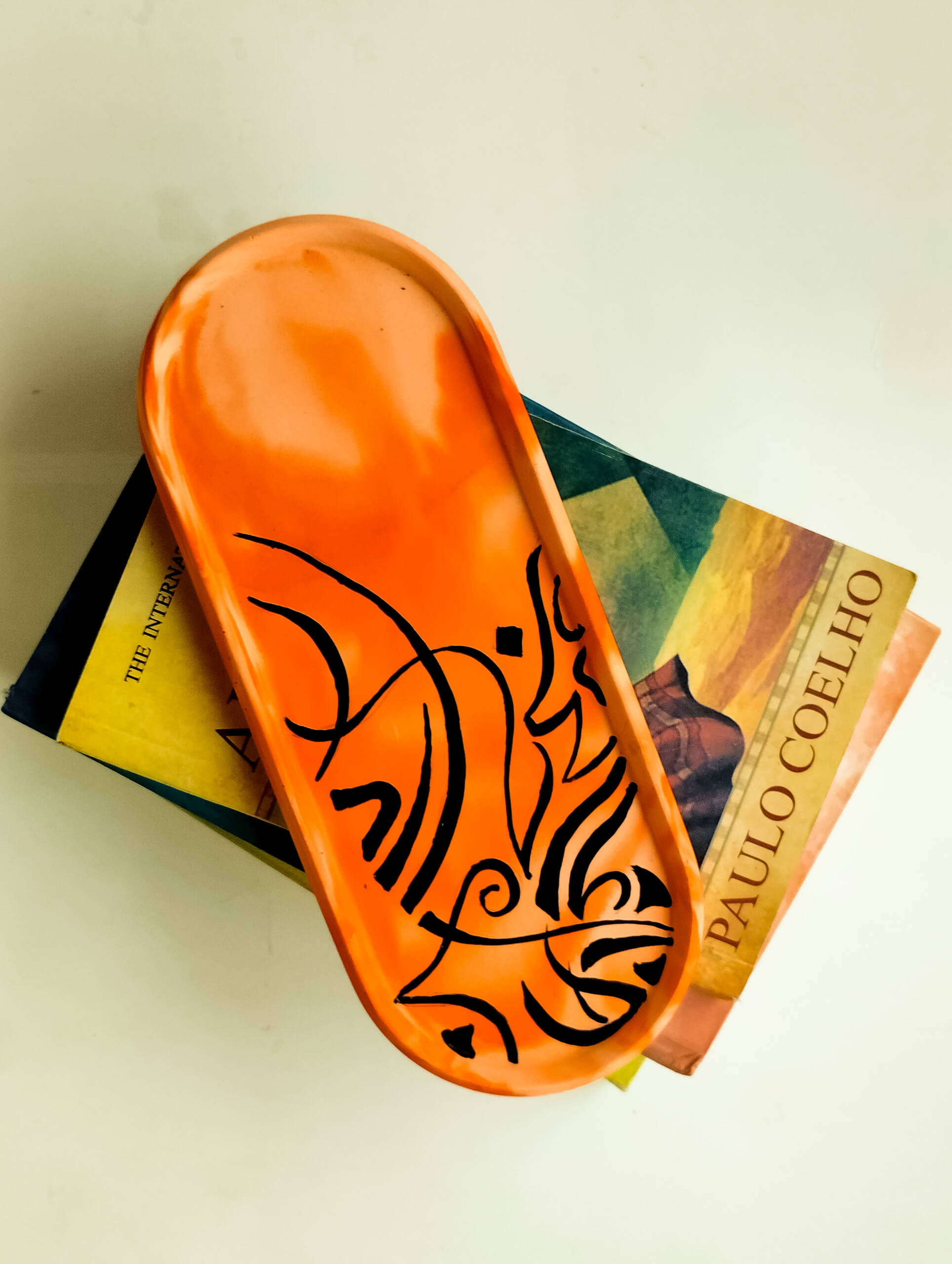Haroof - Handpainted Concrete Tray